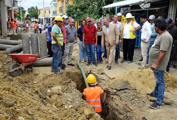 Silvio Durán supervisa instalación de sistema de aguas residuales de Villa Verde