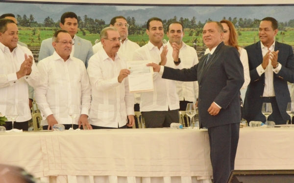 Presidente Medina entrega cheque para acueducto Hato del Yaque, La Canela y Ciudad Juan Bosch