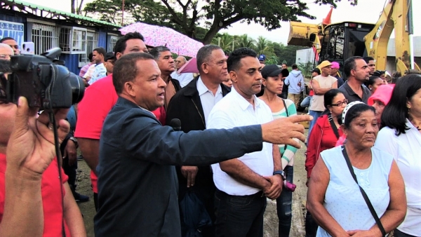 Comunitarios La Canela visitan acueducto en construcci&oacute;n