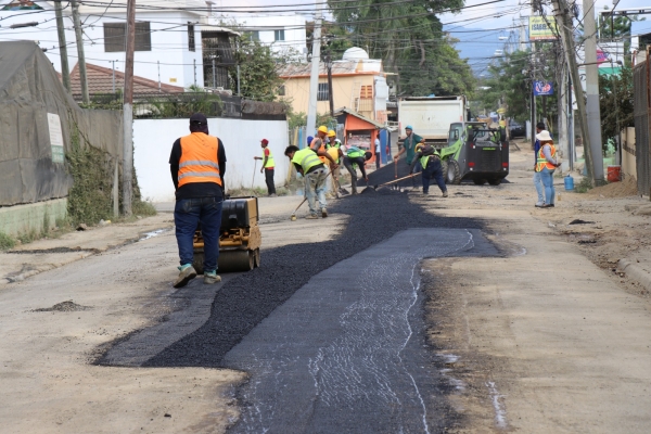 Coraasan asfalta carretera Don Pedro tras instalaci&oacute;n de tuber&iacute;as de recolecci&oacute;n de aguas residuales