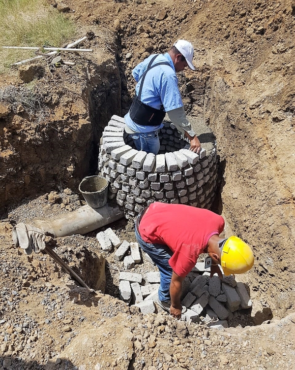 CORAASAN construye y reconstruye sistemas aguas residuales en Las Almendras y Corona Plaza