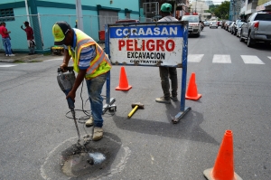 CORAASAN nivela alcantarillados para agilizar el tr&aacute;nsito en la ciudad