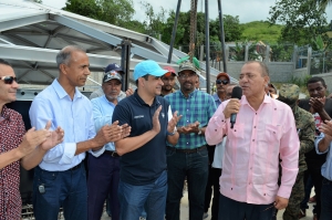 Silvio Dur&aacute;n, comunitarios de Gurabo y diputado Su&aacute;rez eval&uacute;an trabajos para soluci&oacute;n de agua potable