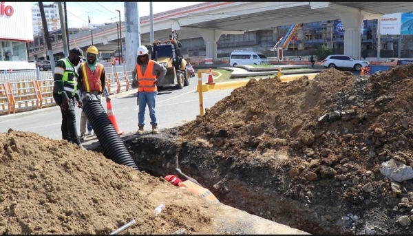 Coraasan avanza en trabajos de ampliaci&oacute;n colector aguas residuales en Av. Juan Pablo Duarte