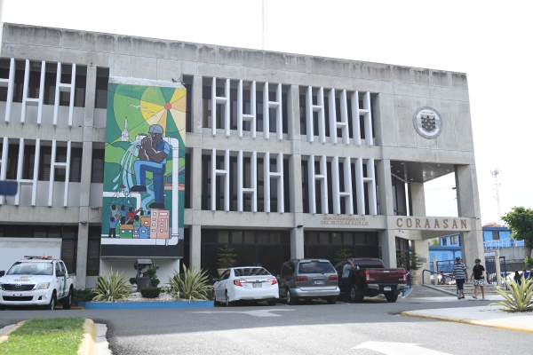 Coraasan dona tanques pl&aacute;sticos a diferentes asociaciones ap&iacute;colas del pa&iacute;s