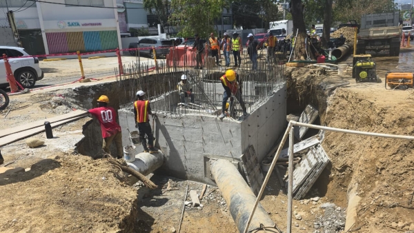 En fase final trabajos de correcci&oacute;n de aver&iacute;a e instalaci&oacute;n de v&aacute;lvula en Av. 27 de Febrero