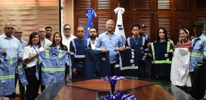 Director Coraasan entrega uniformes a brigadas operativas de la instituci&oacute;n