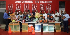 Coraasan entrega &uacute;tiles deportivos a clubes y juntas de vecinos de la parte baja de Santiago