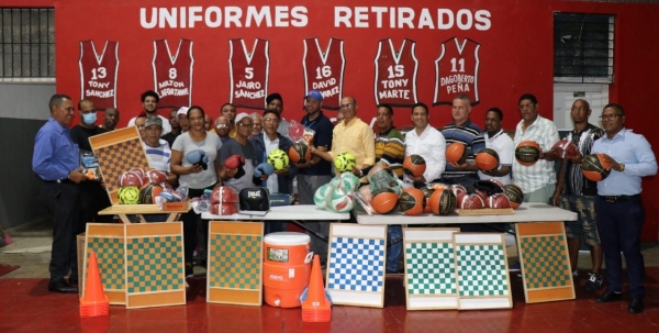 Coraasan entrega &uacute;tiles deportivos a clubes y juntas de vecinos de la parte baja de Santiago