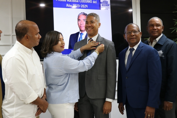 Codia reconoce a Andr&eacute;s Cueto por su liderazgo y excelencia profesional